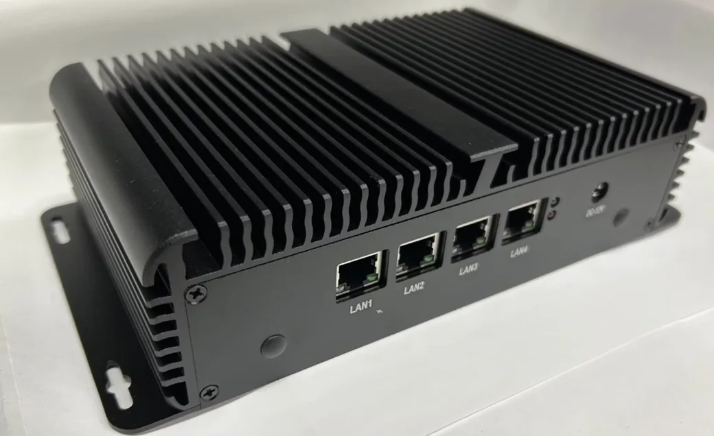 ForceLink BOX の実機。前面にLANポートが4つ並ぶ、放熱フィン付きの黒い筐体